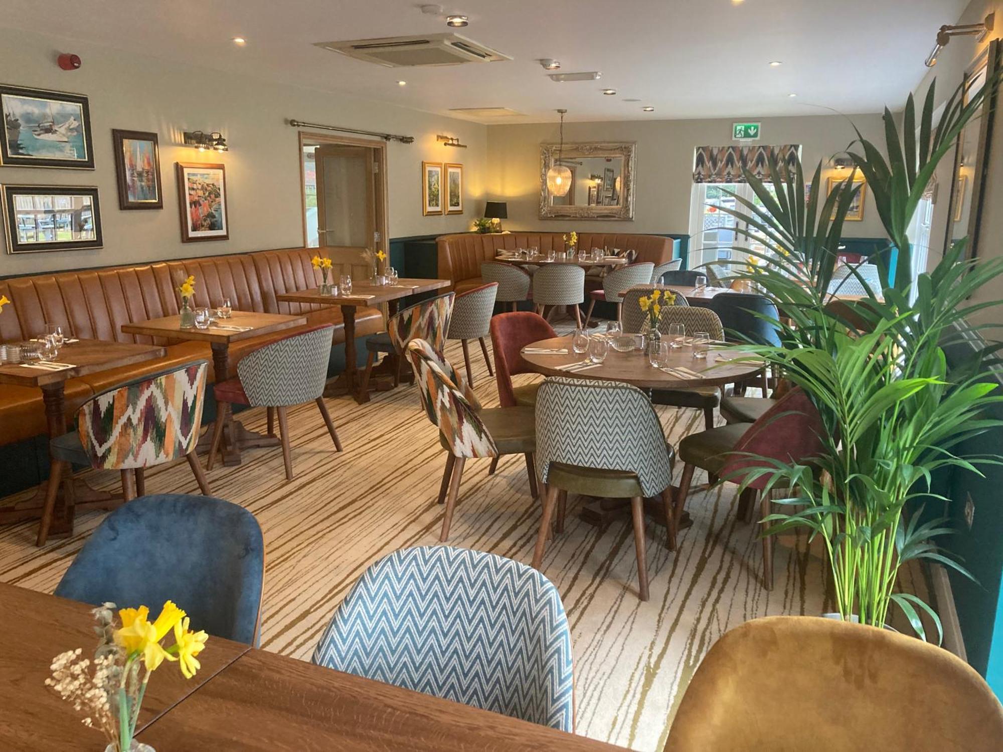 The Britannia Inn & Waves Restaurant St Austell Exterior photo